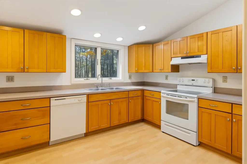 76 Middle Hancock Road Peterborough NH 03458