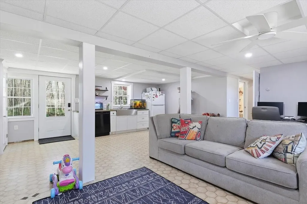 22 Cardinal Lane Litchfield NH 03052