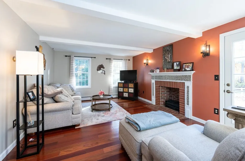 27 Arabian Way Chester NH 03036