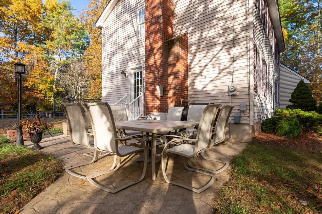 27 Arabian Way Chester NH 03036