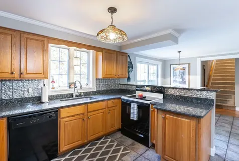 27 Arabian Way Chester NH 03036