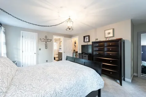 27 Arabian Way Chester NH 03036