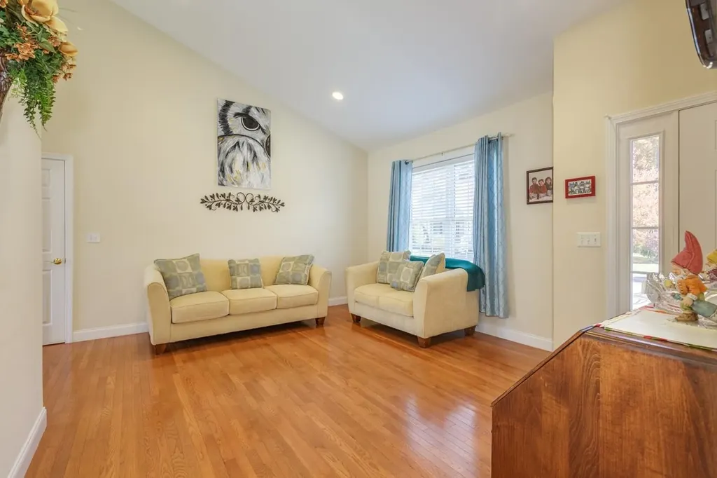 12 Morrison Drive Londonderry NH 03053