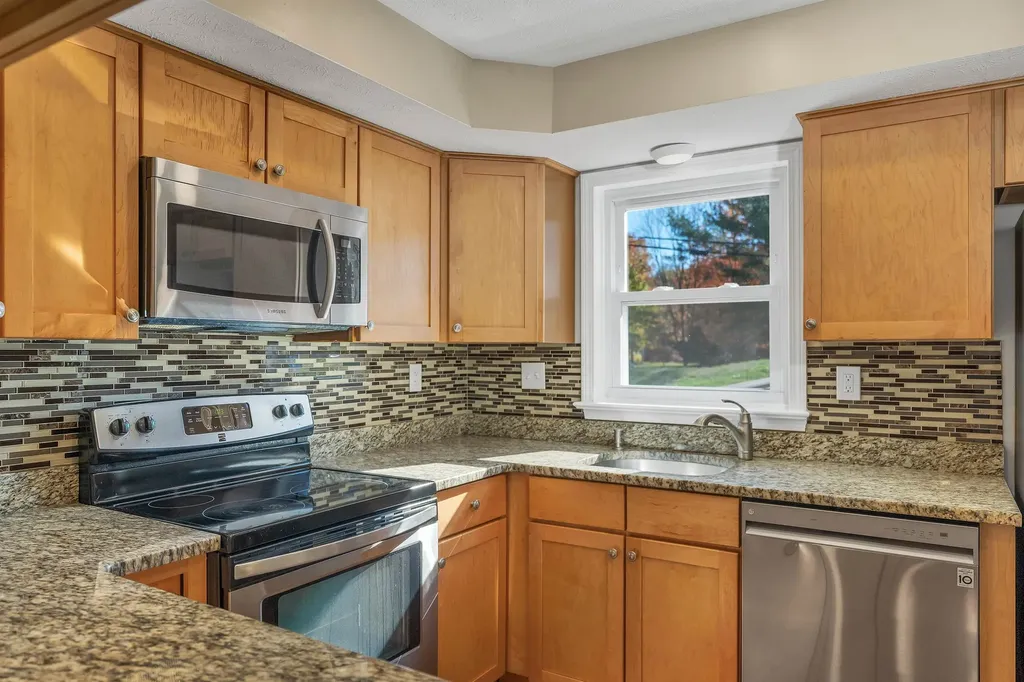 32 Cadogan Way Nashua NH 03062