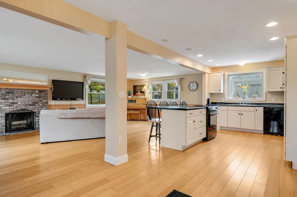 16 Lakewood Parkway Burlington VT 05408