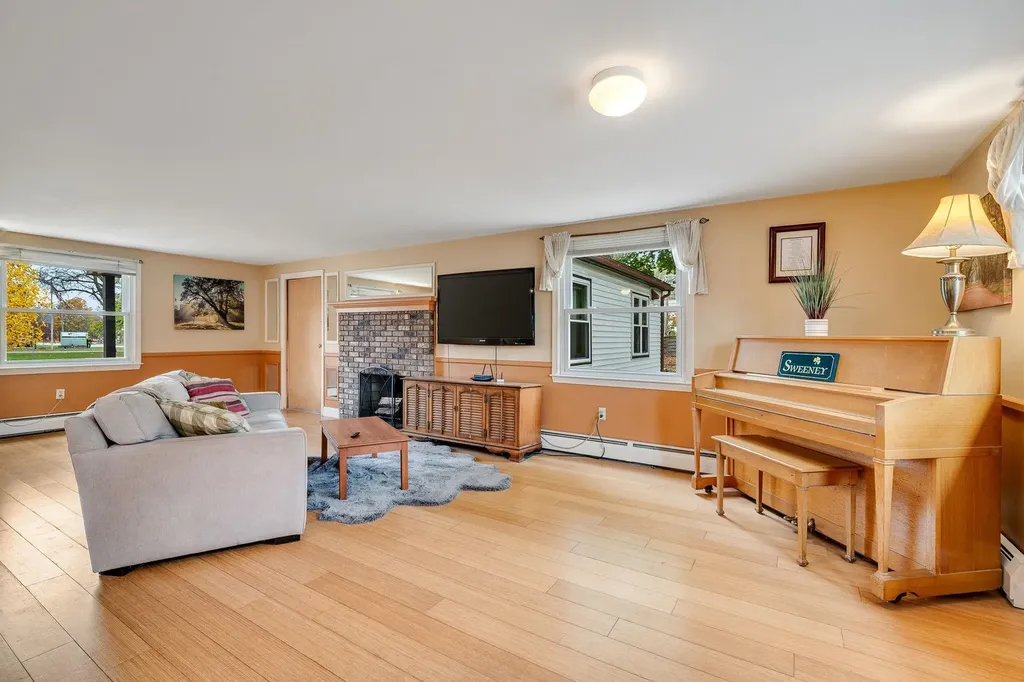 16 Lakewood Parkway Burlington VT 05408