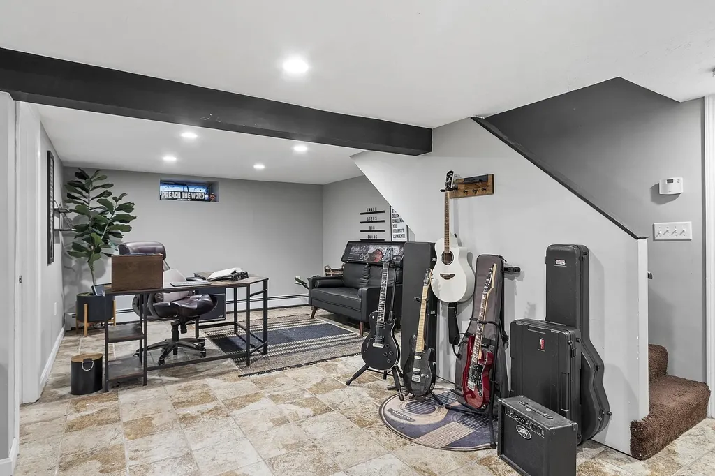 21 Teague Drive Salem NH 03079-1261