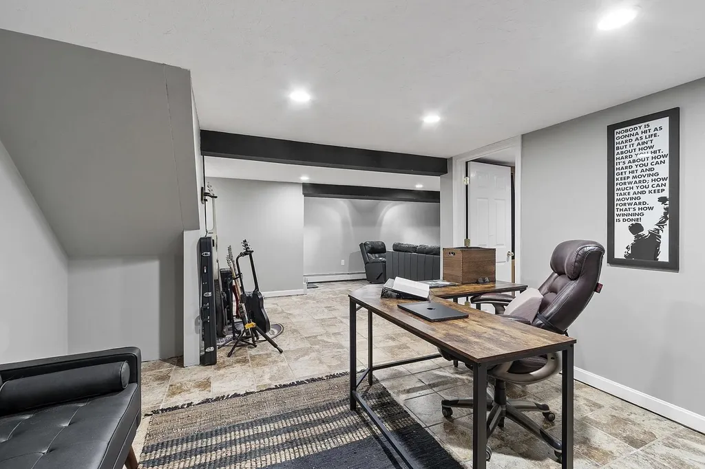 21 Teague Drive Salem NH 03079-1261