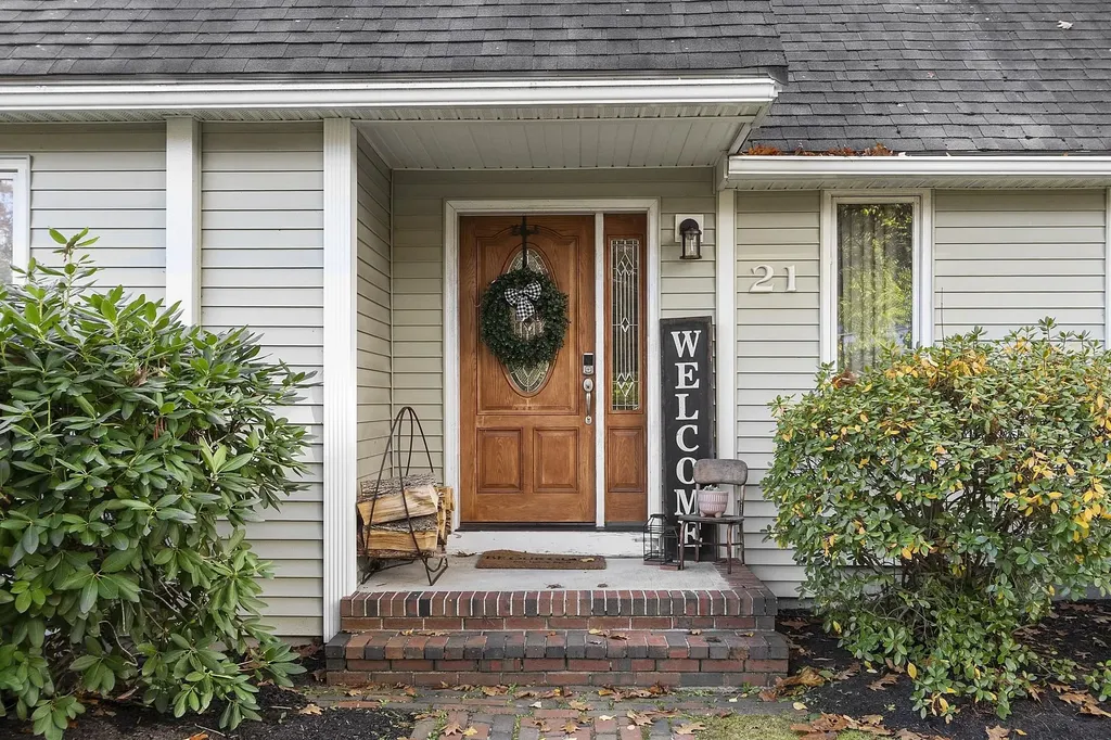 21 Teague Drive Salem NH 03079-1261