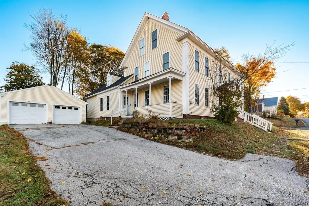 14 Manchester Street Pittsfield NH 03263