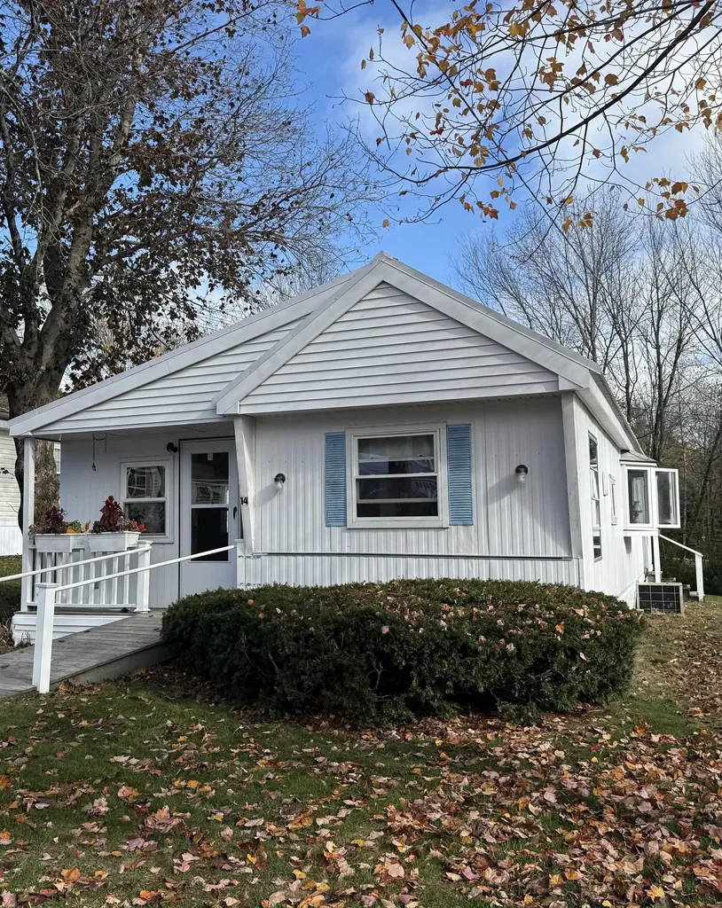 14 Meredith Drive Hampstead NH 03841