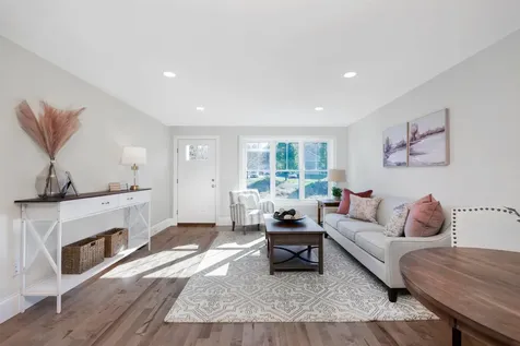 8 Acadia Drive Hudson NH 03051