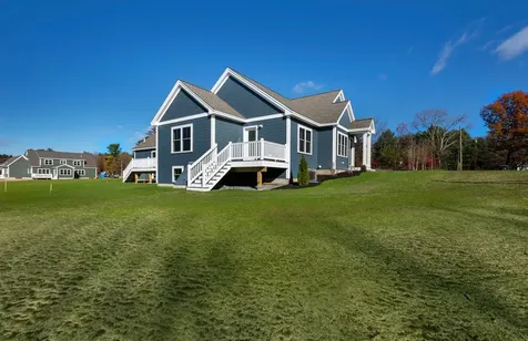 8 Acadia Drive Hudson NH 03051