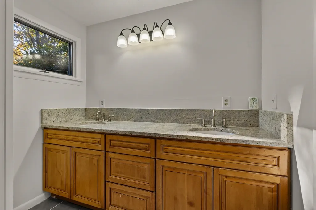 60 Ocean Road Greenland NH 03840