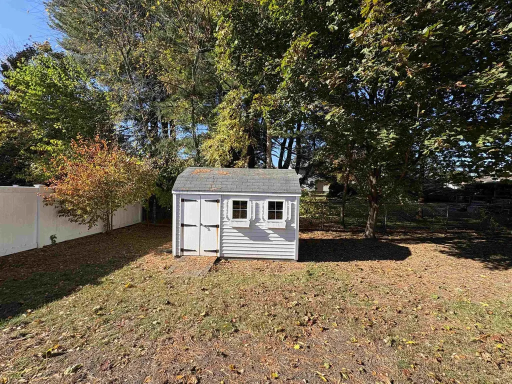 15 Kingston Drive Nashua NH 03060