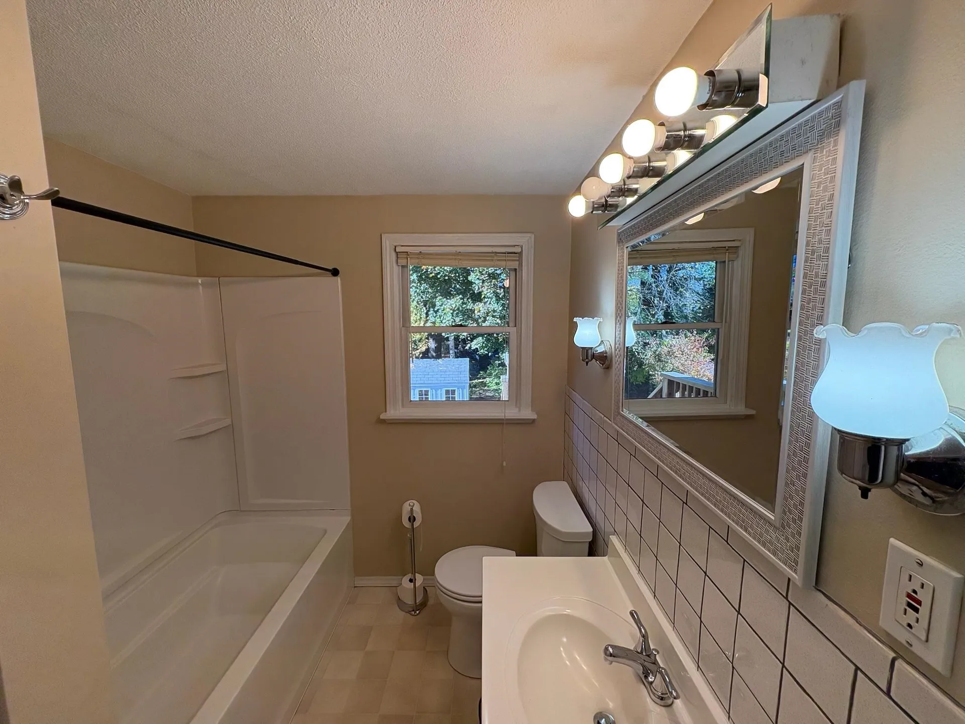 15 Kingston Drive Nashua NH 03060