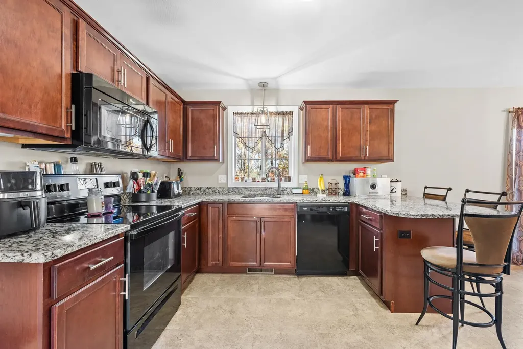 12 Crawford Lane Hooksett NH 03106