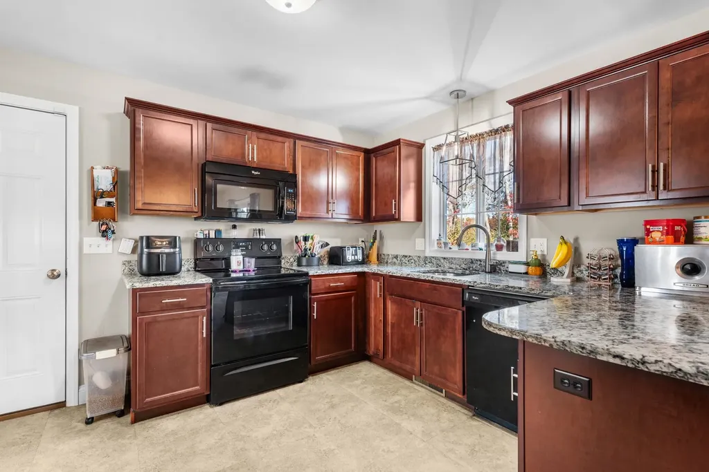 12 Crawford Lane Hooksett NH 03106