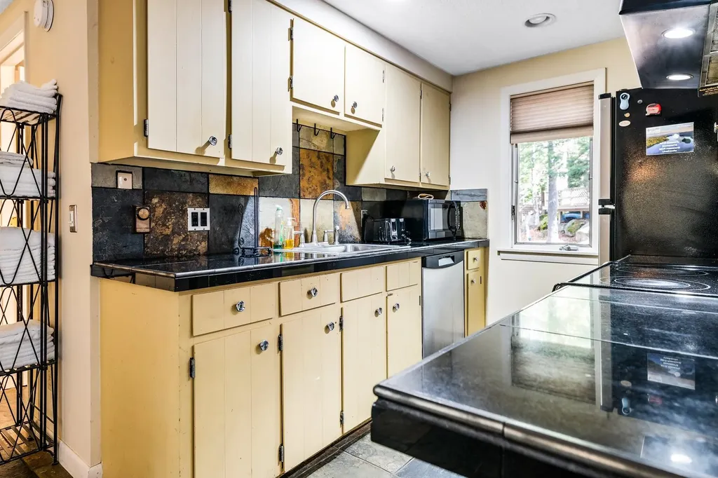 18 Pleasant Drive Grantham NH 03753