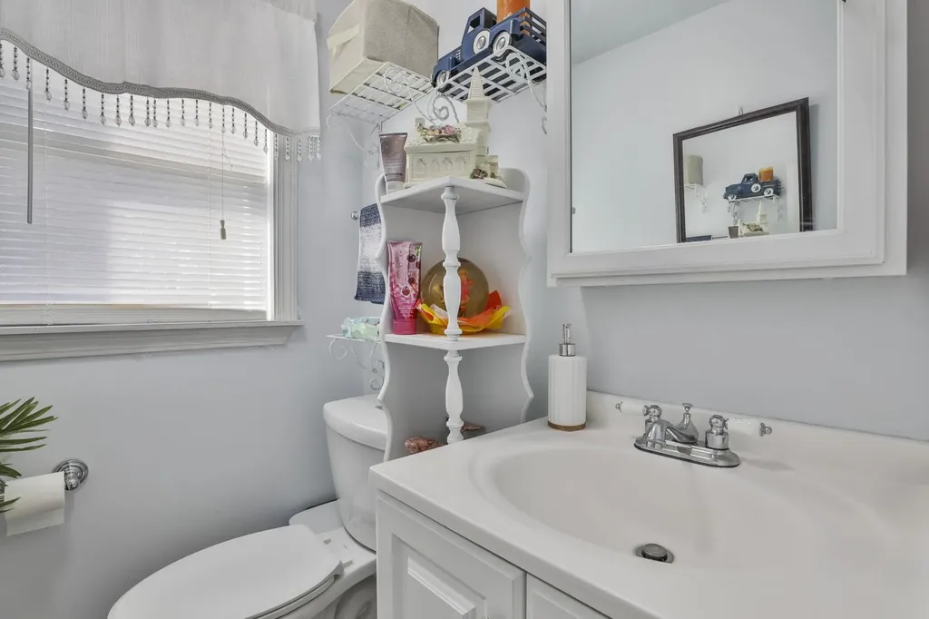 8 Ledgewood Drive Derry NH 03038