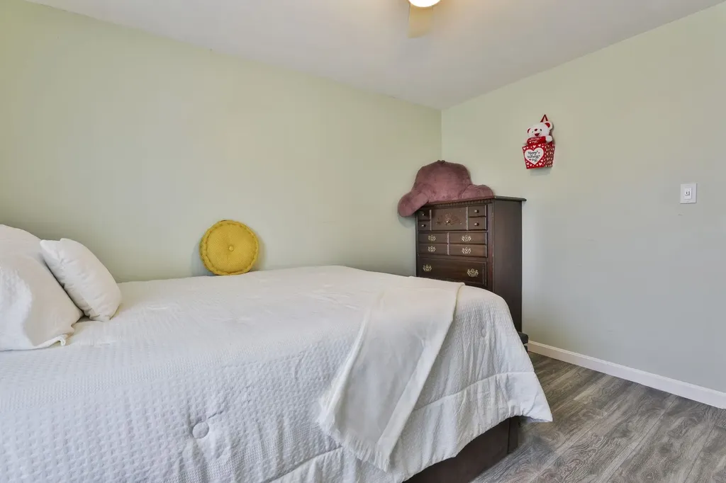 8 Ledgewood Drive Derry NH 03038