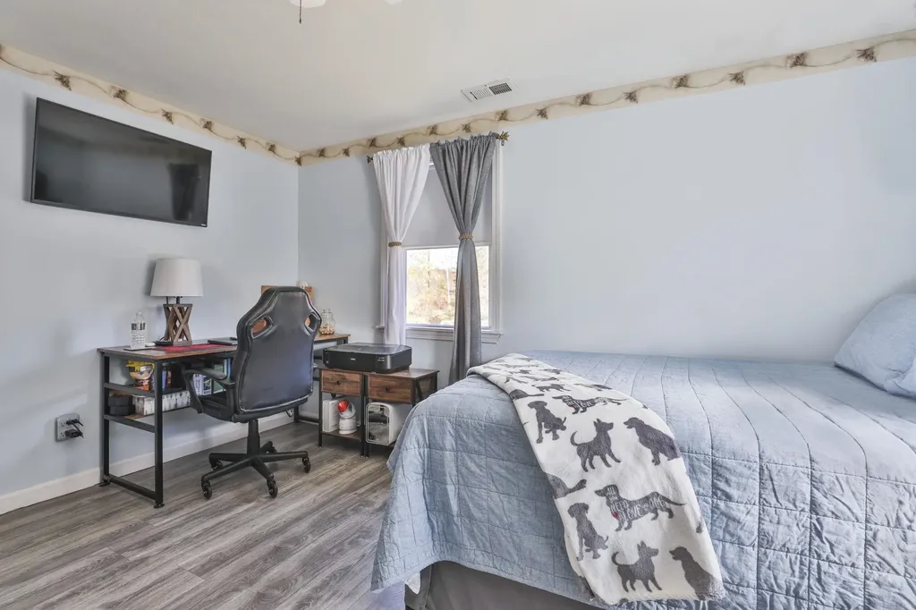 8 Ledgewood Drive Derry NH 03038