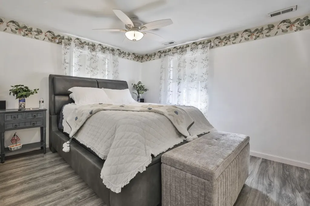 8 Ledgewood Drive Derry NH 03038