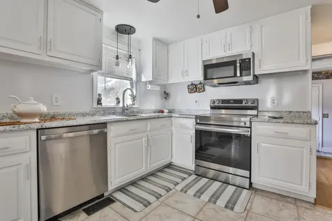 8 Ledgewood Drive Derry NH 03038