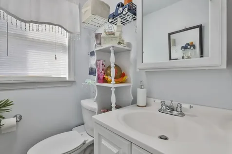 8 Ledgewood Drive Derry NH 03038