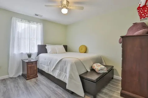 8 Ledgewood Drive Derry NH 03038