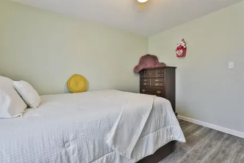 8 Ledgewood Drive Derry NH 03038