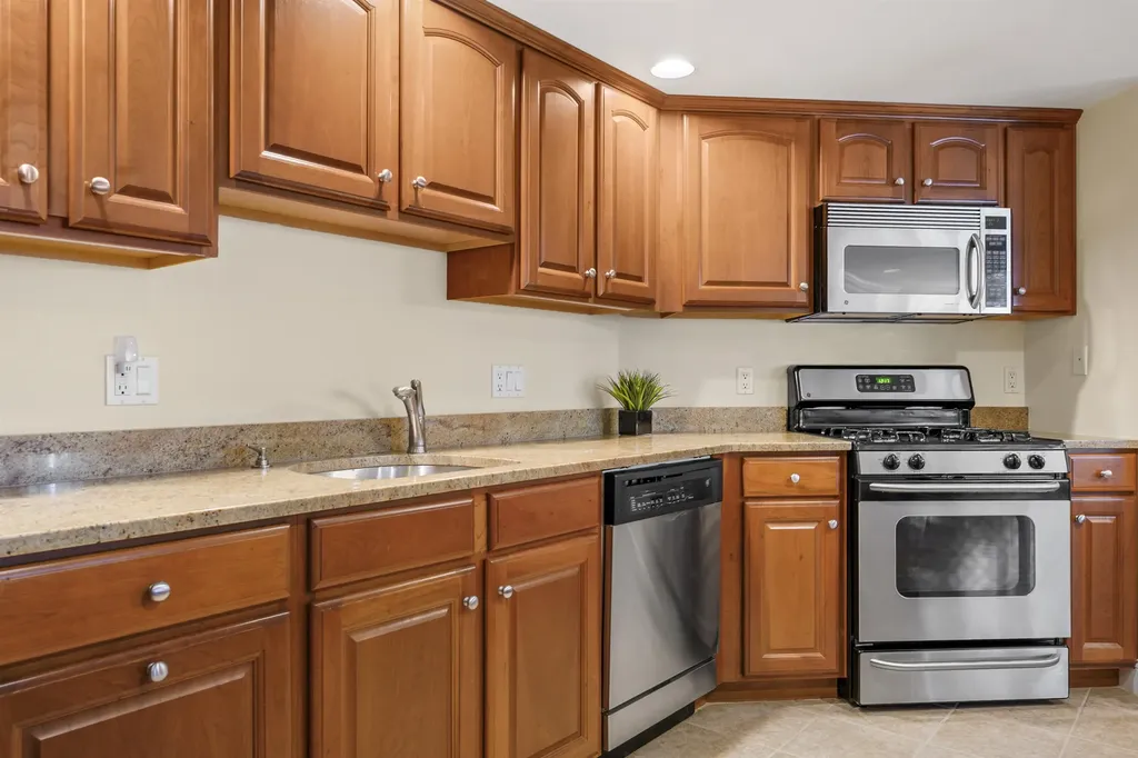 2 Sterling Hill Lane Exeter NH 03833-4866