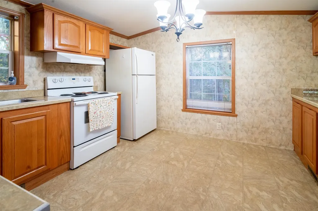 10 Roy Street Raymond NH 03077