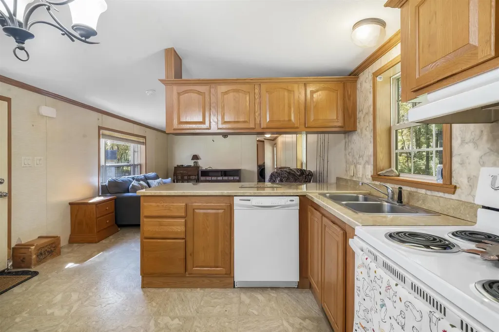 10 Roy Street Raymond NH 03077