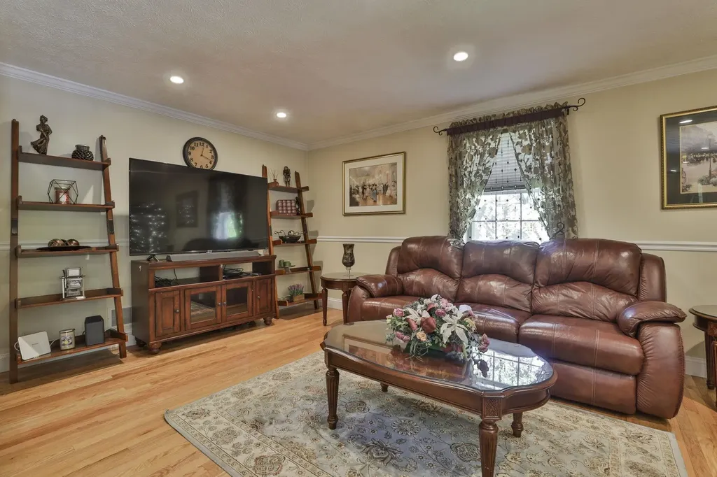 8 Joan Avenue Hudson NH 03051