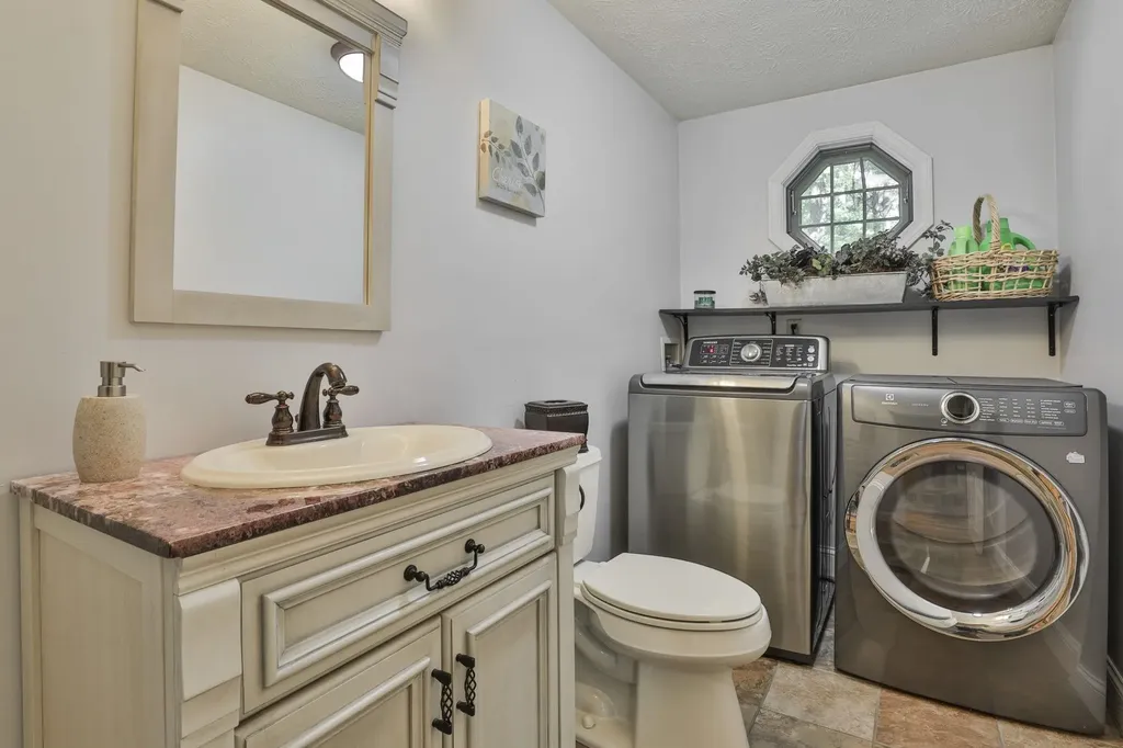 8 Joan Avenue Hudson NH 03051