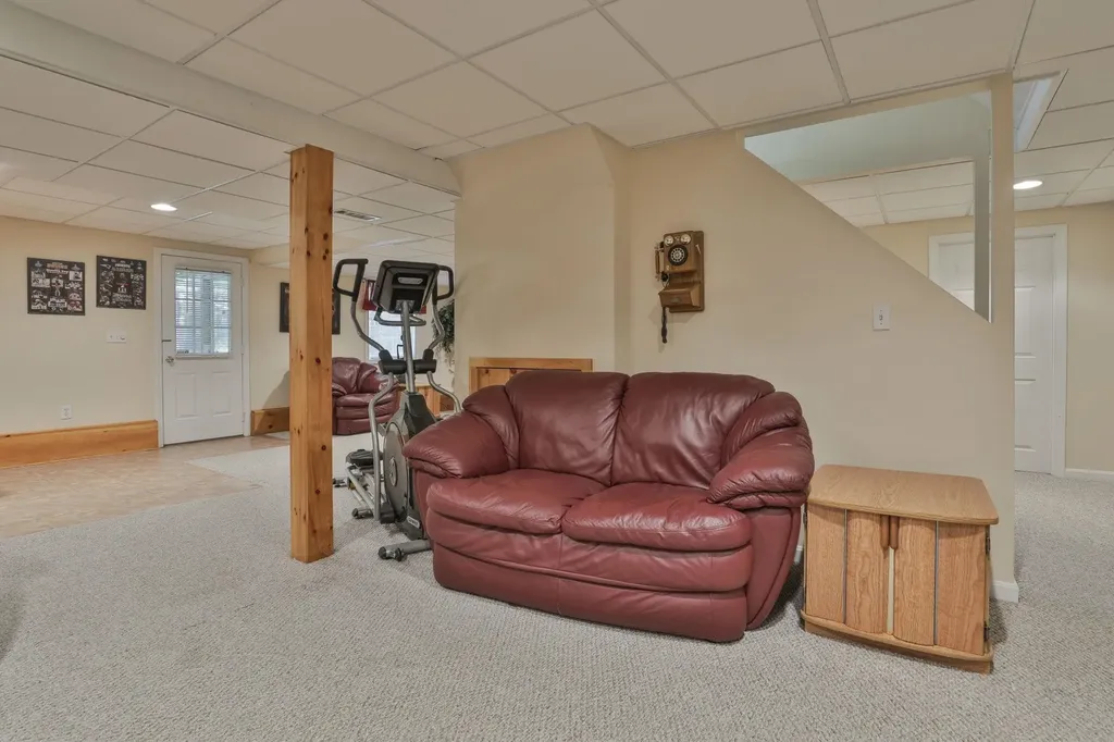 8 Joan Avenue Hudson NH 03051