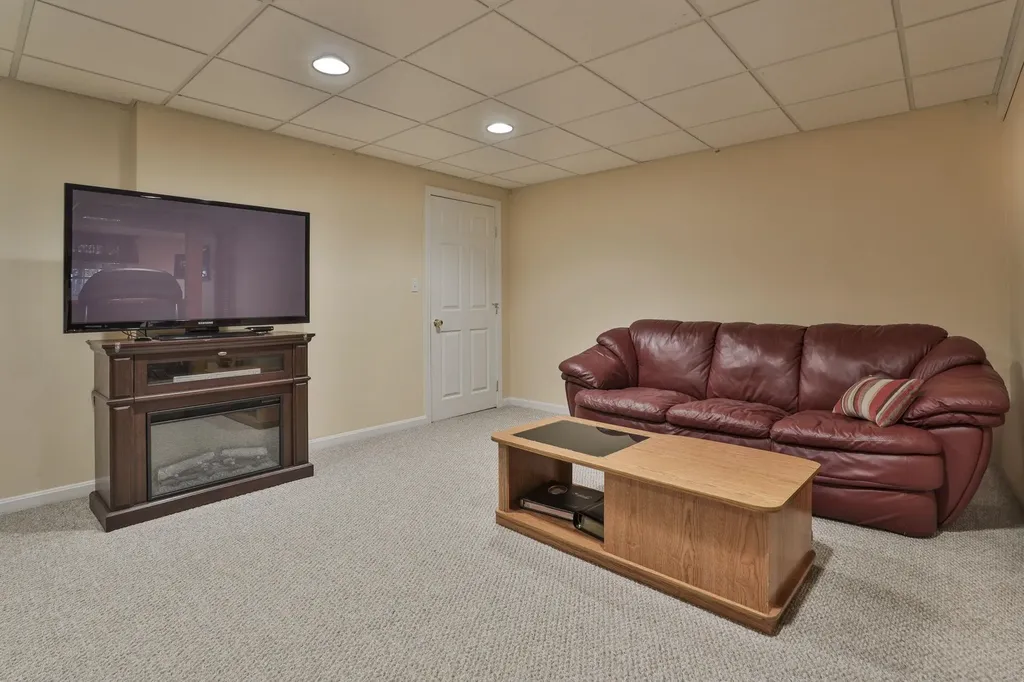 8 Joan Avenue Hudson NH 03051