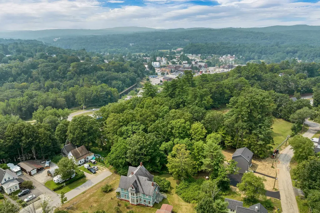 28 Maple Square Franklin NH 03235