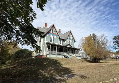 28 Maple Square Franklin NH 03235