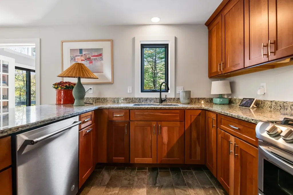 26 Seasons Lane Londonderry NH 03053