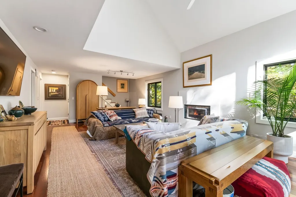 26 Seasons Lane Londonderry NH 03053