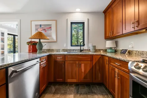 26 Seasons Lane Londonderry NH 03053