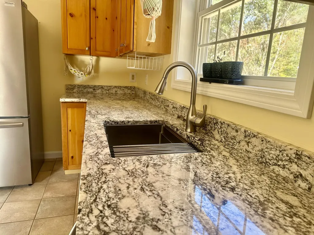 10 Beaver Glen Road Hillsborough NH 03244