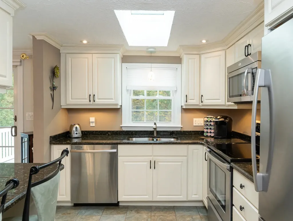 18 Stoney Lane Hudson NH 03051