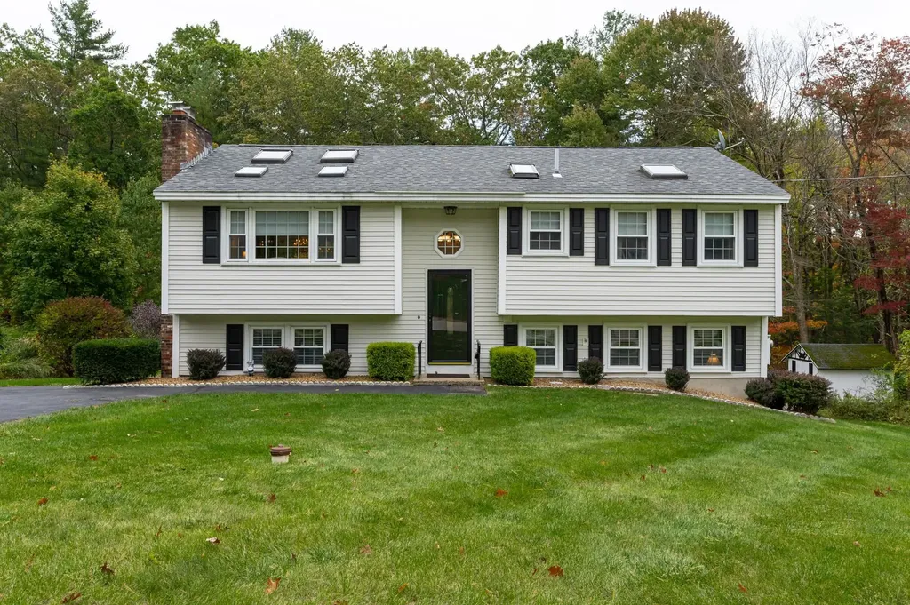 18 Stoney Lane Hudson NH 03051