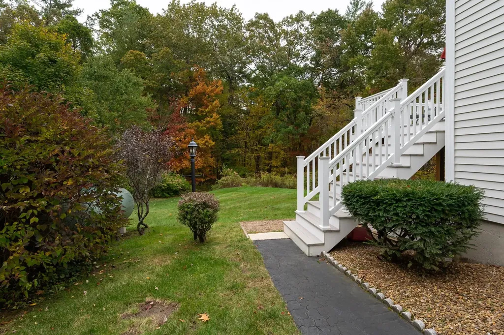 18 Stoney Lane Hudson NH 03051