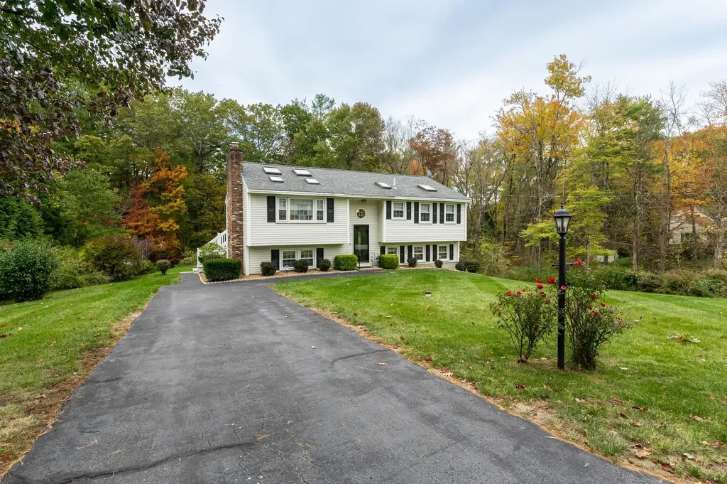 18 Stoney Lane Hudson NH 03051