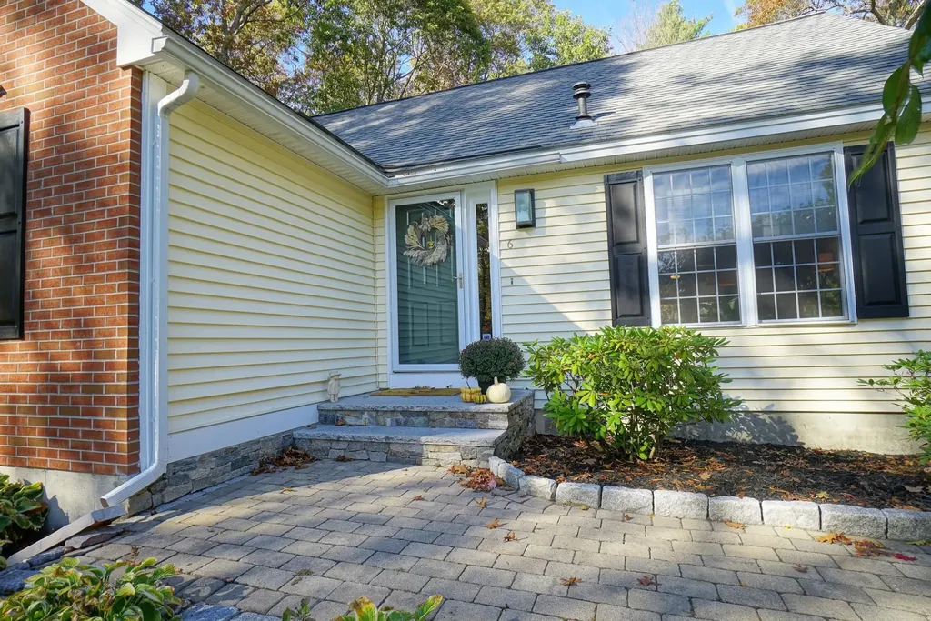 6 Gailor Lane Hooksett NH 03106