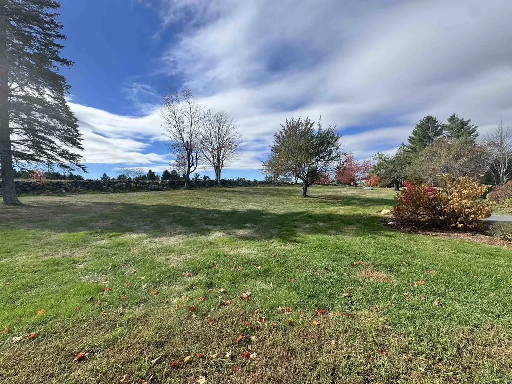 26 Hilltop Place New London NH 03257